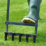 Kaj je prezračevalnik za travo in za koga je primerna izbira? Prezračevalnik za travo